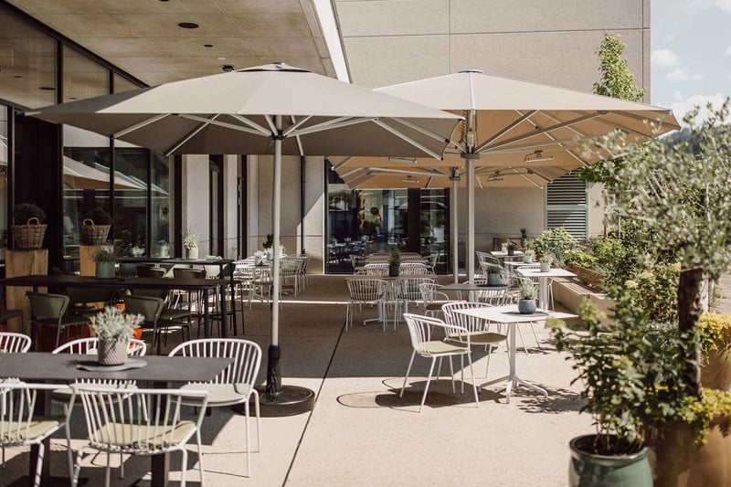 Terrasse mit morgen Sonne in Flachau zum Arbeiten und Frühstücken