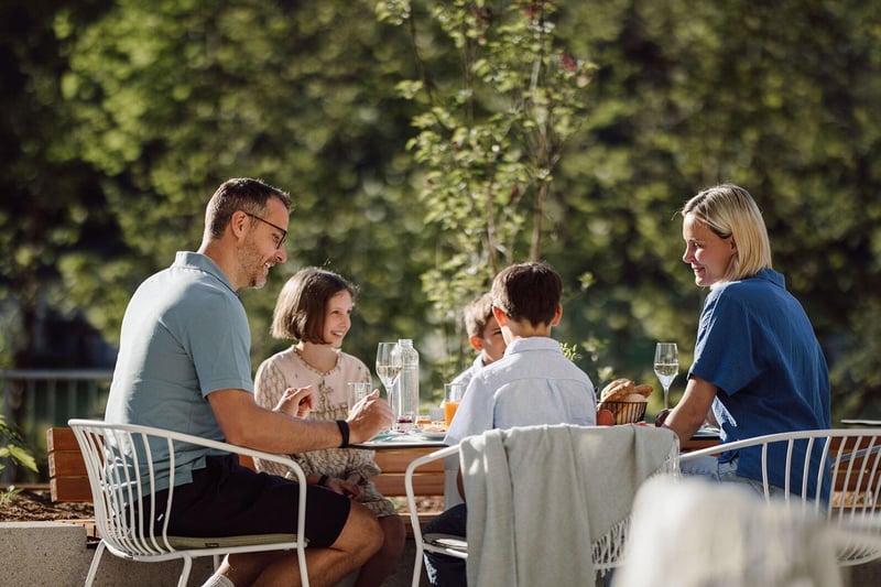 Familie beim Frühstücken auf der Terrasse