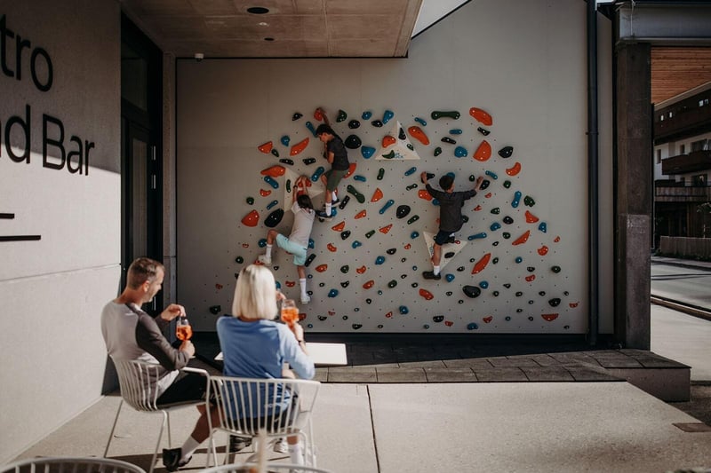 Boulderwand und Terrasse