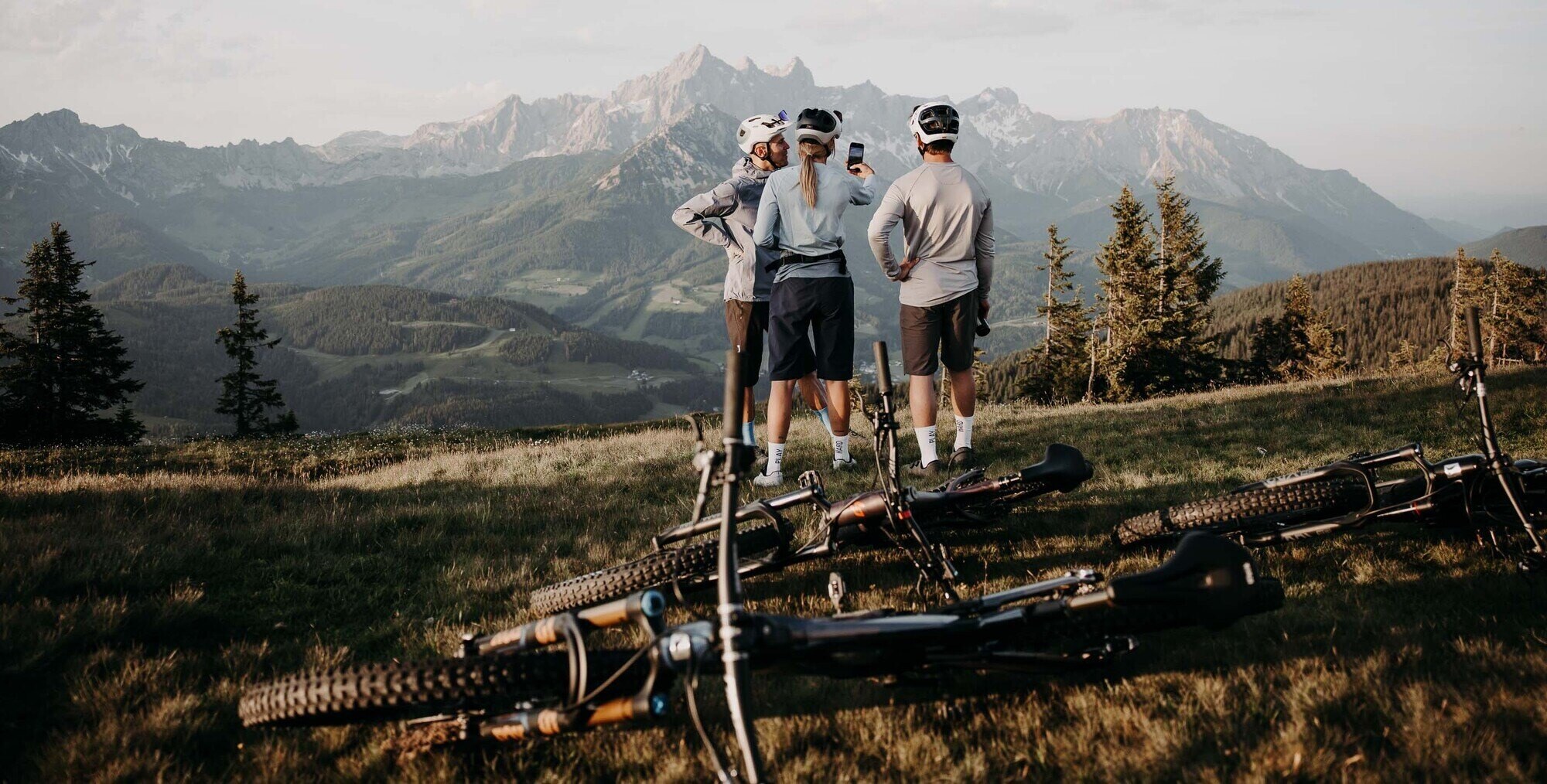 Verleihbike liegen am Rossbrand auf der Alm_Mountainbiker fotografieren die Berge im Salzburger Land_324_small-1