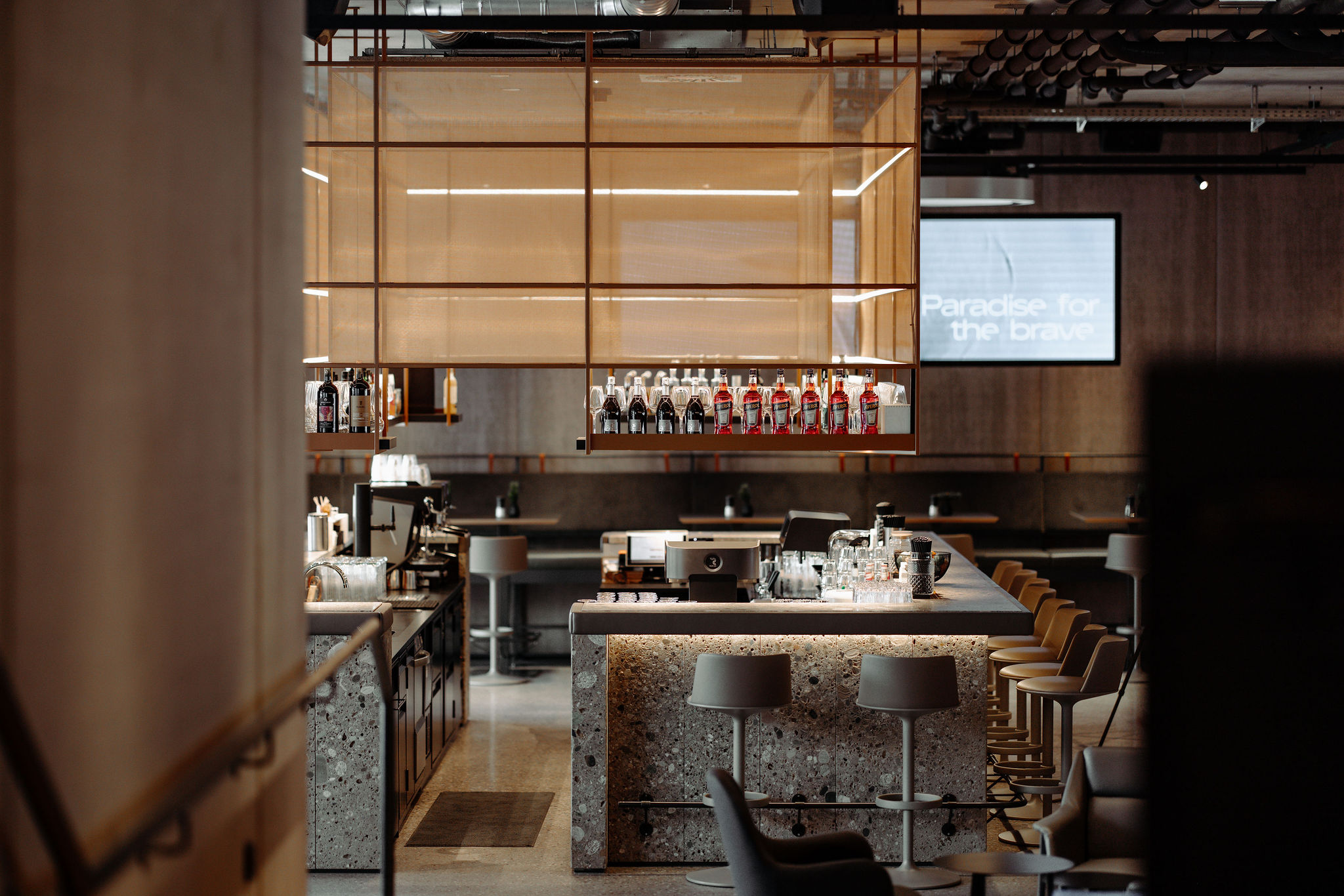 Moderner Bar-Bereich im Dips&Drops in Flachau