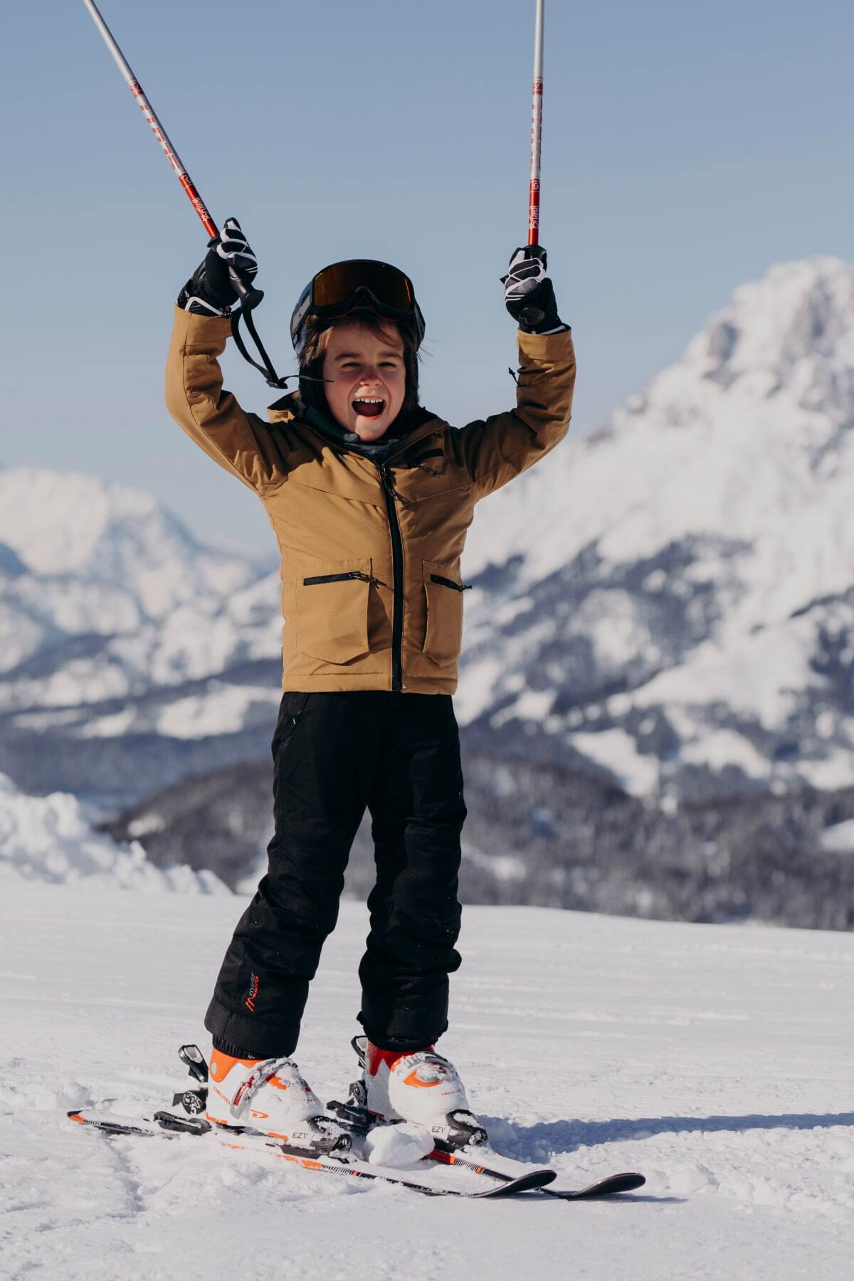 skiurlaub-familie-flachau-min © SalzburgerLand Tourismus